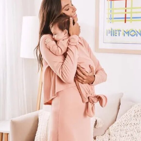 ANGEL MATERNITY Knotted Baby Gown in Pink Size Newborn - Picture 2 of 4